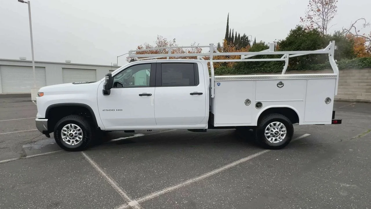 New 2026 Summit White Chevrolet WT image 40