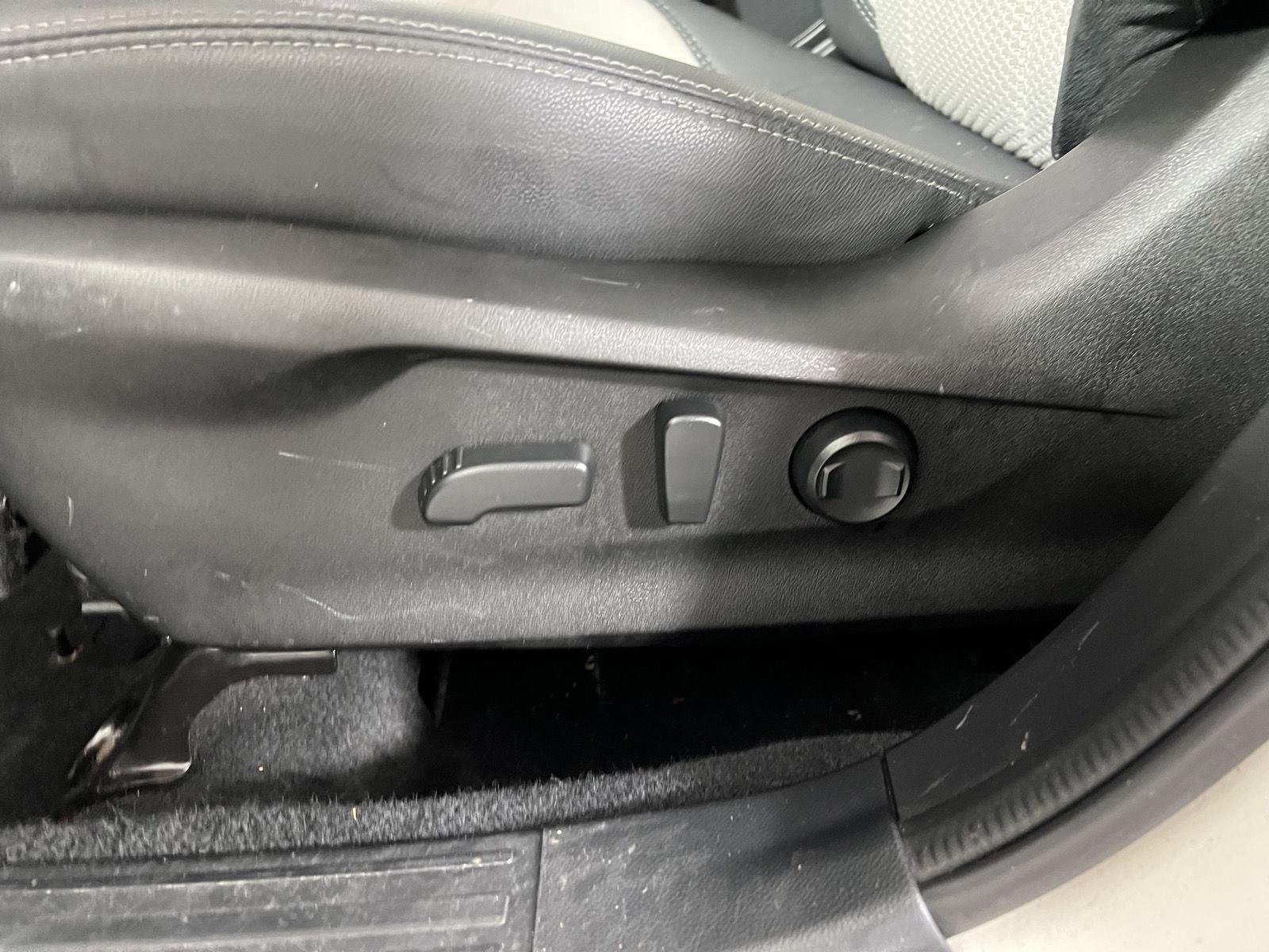 Used 2019 Crystal White Pearl Subaru Premium image 15