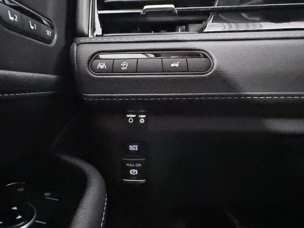 New 2027 RADIANT WHITE INFINITI Luxe 4WD image 33