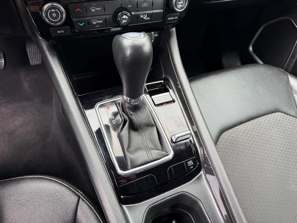 Used 2024 White Jeep Latitude image 23