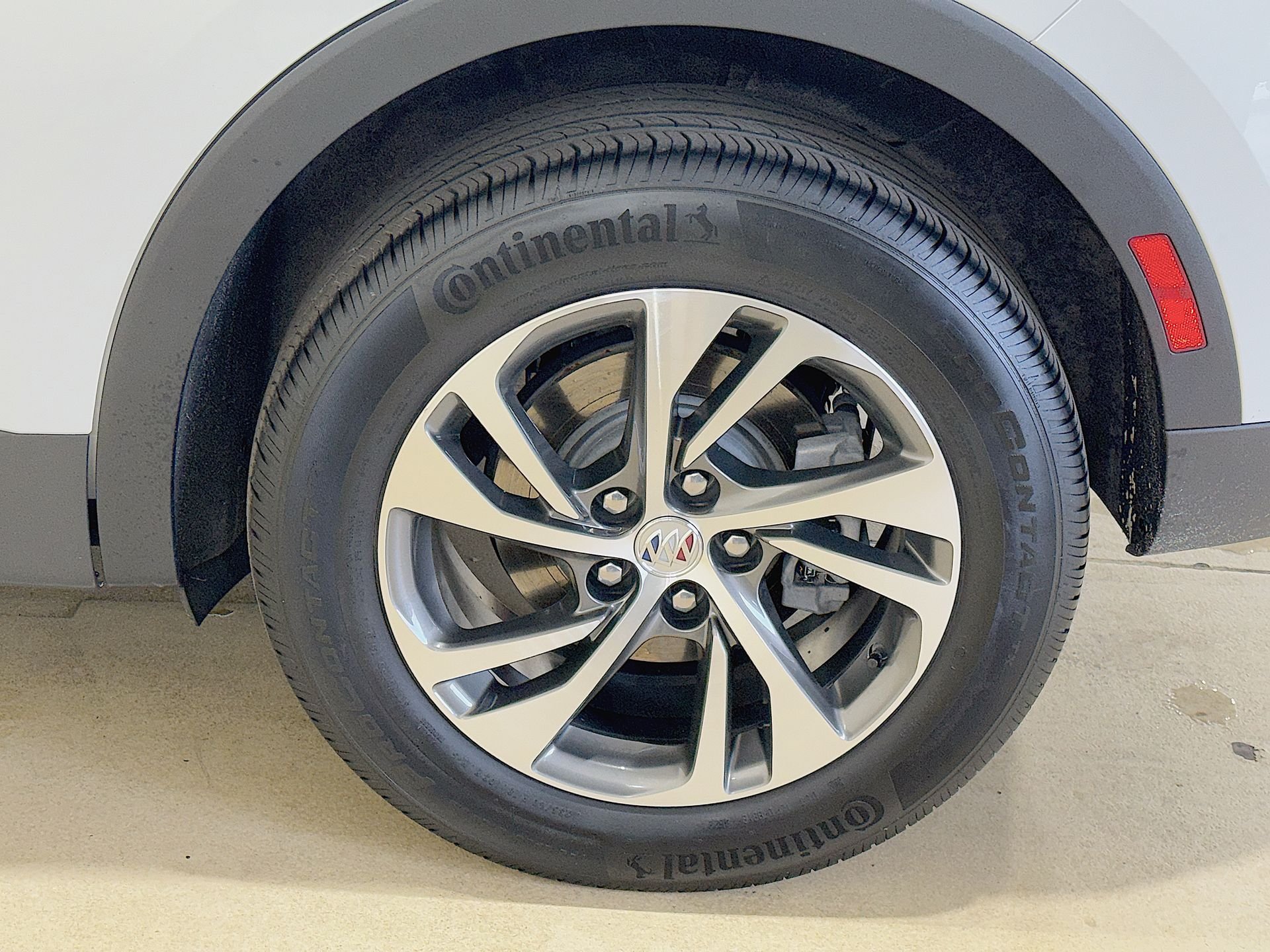 Used 2023 Summit White Buick Essence image 30
