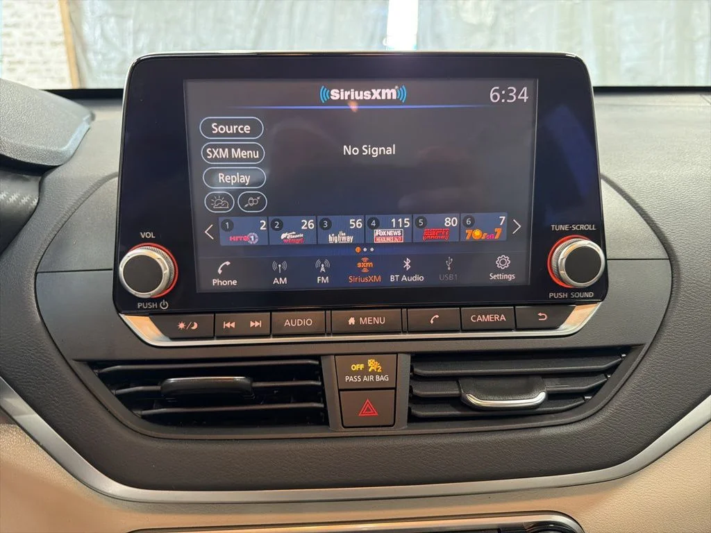 Used 2021 White Nissan 2.5 SV image 19