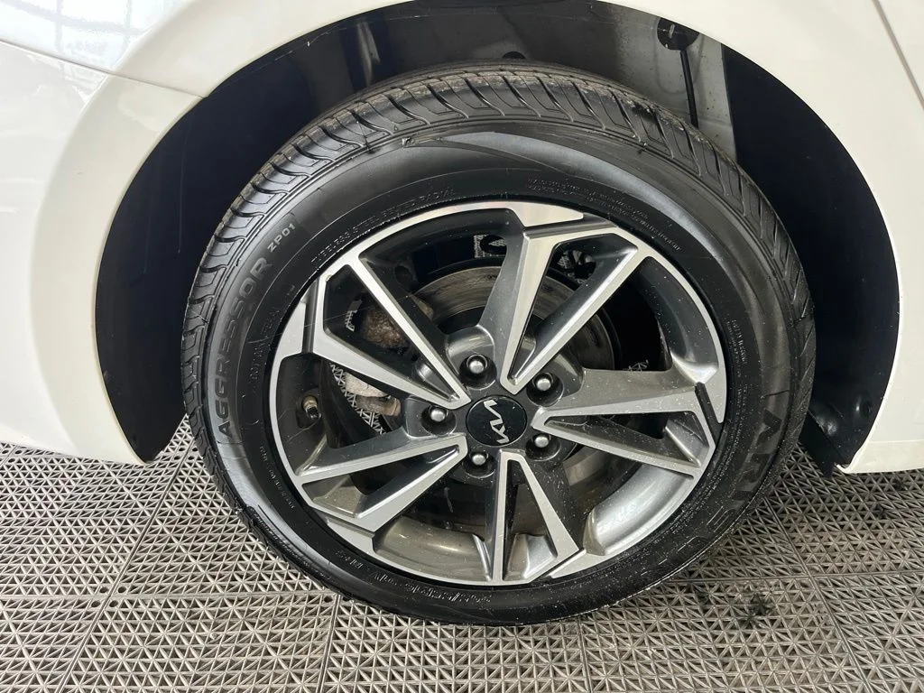 Used 2023 White Kia LXS image 21