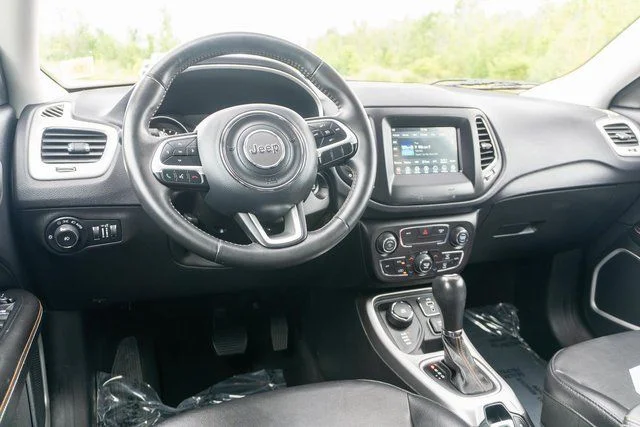 Used 2019 Black Jeep Latitude image 12