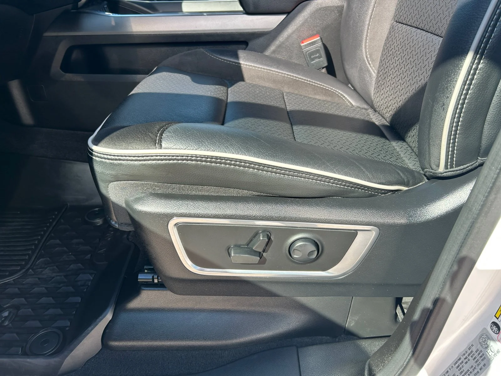 Used 2025 Ivory Tri-Coat Pearl Ram Laramie image 15