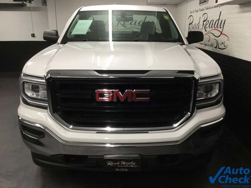 Used 2018 White GMC Base image 4
