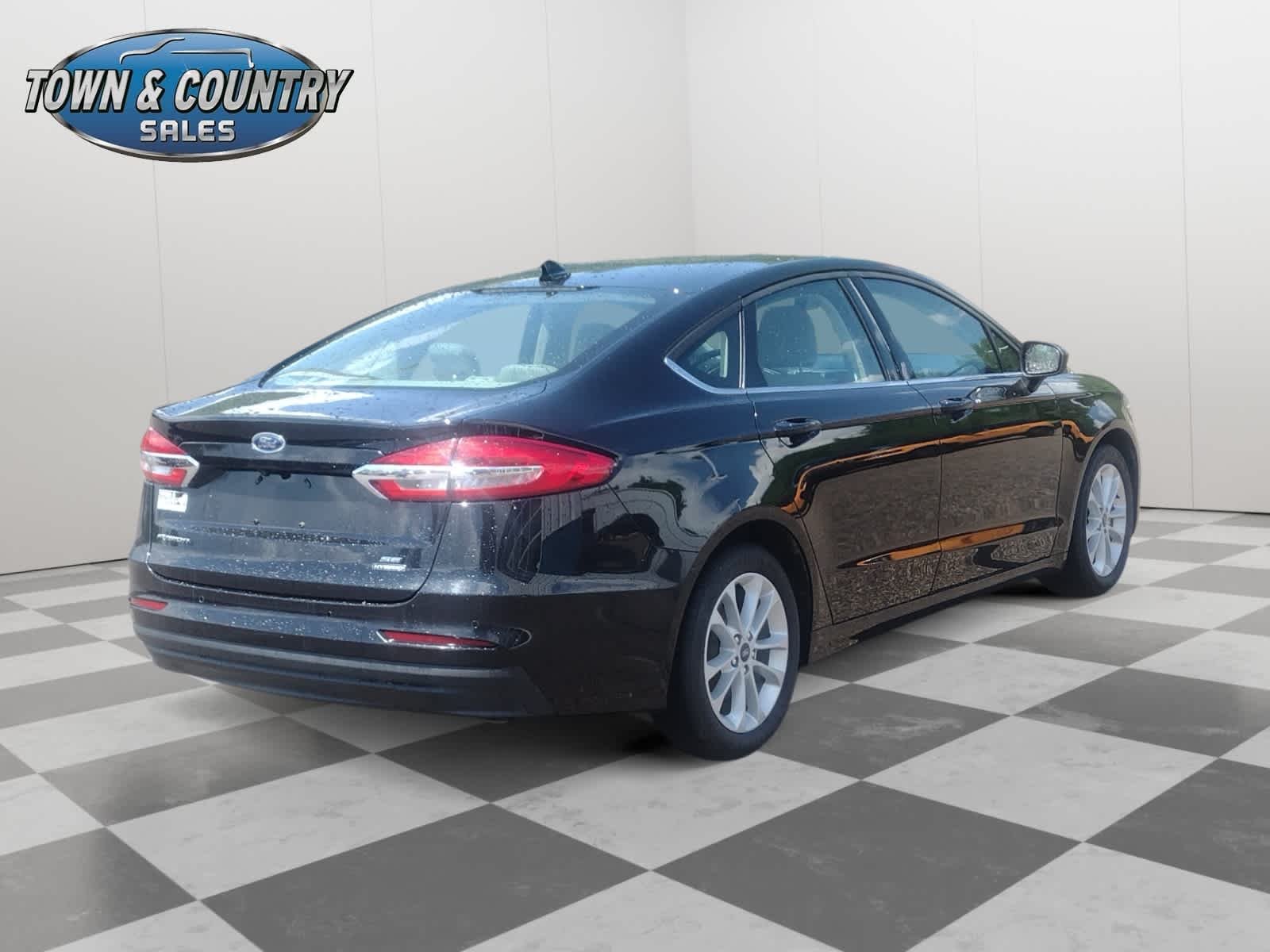 Used 2020 Agate Black Metallic Ford SE image 7