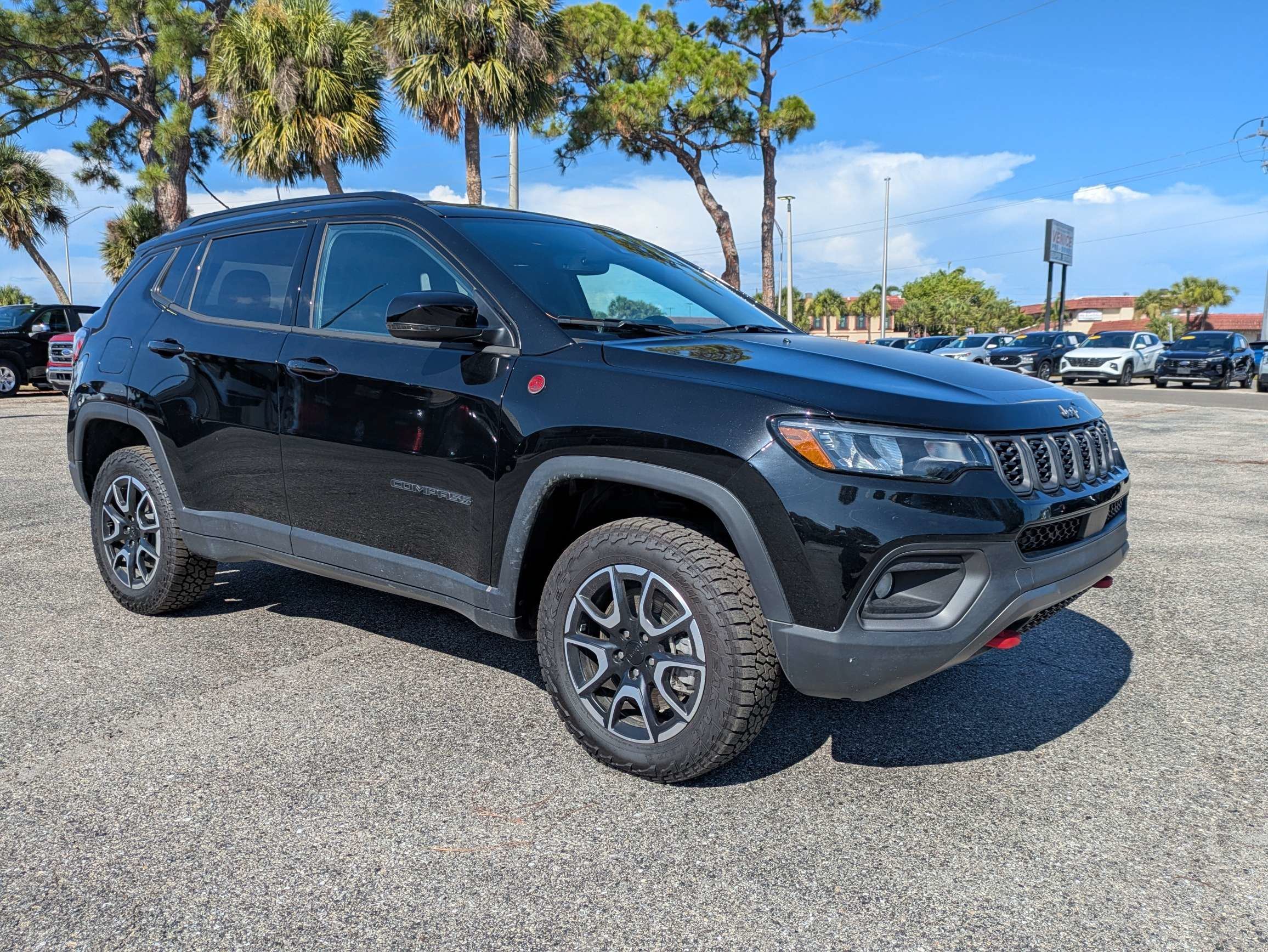 Used 2024 Diamond Black Crystal Pearlcoat Jeep Trailhawk image 2
