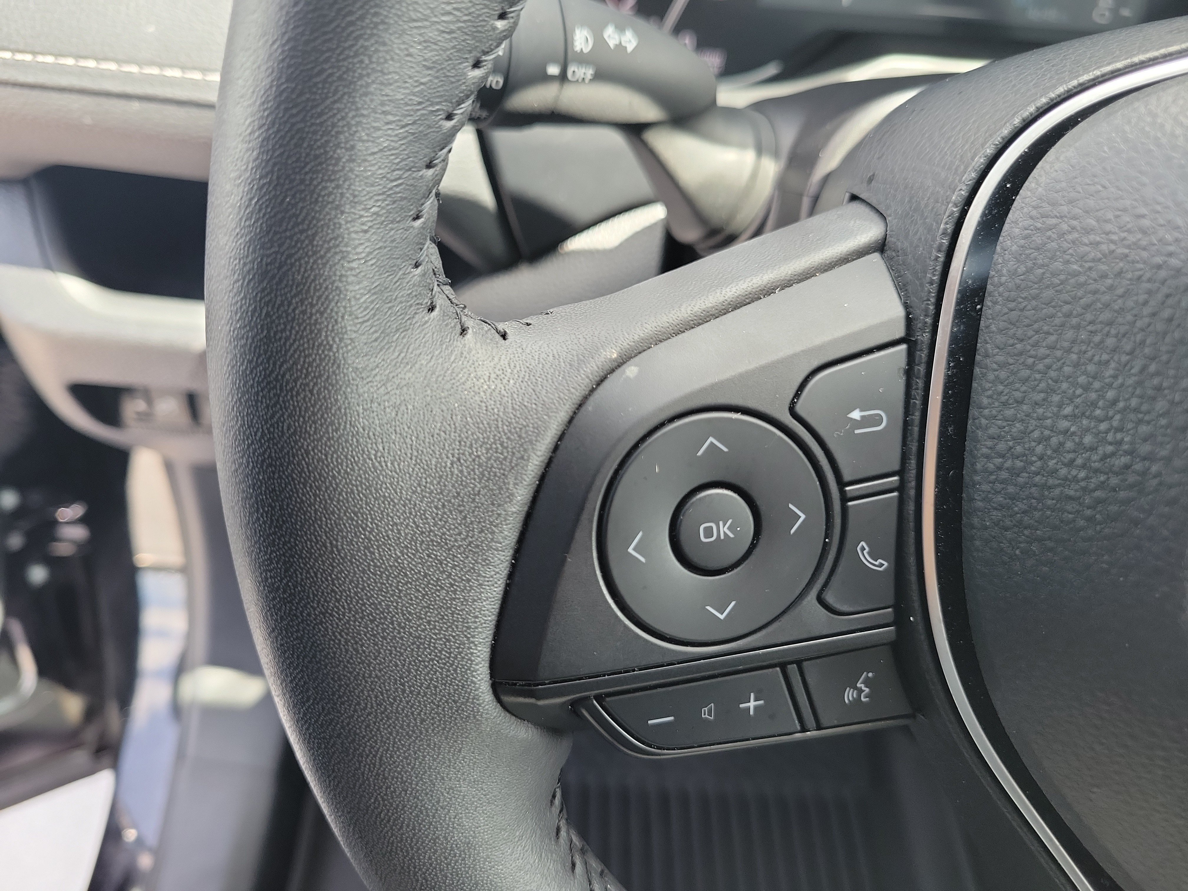 Certified Used 2025 Midnight Black Metallic Toyota XLE Premium image 27