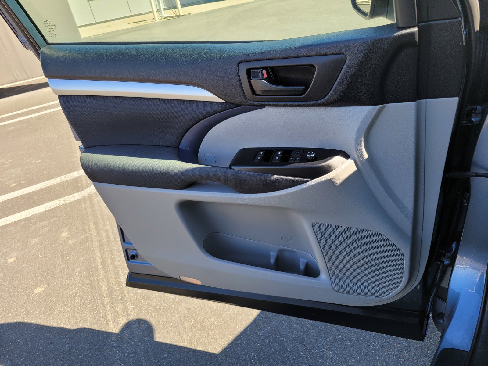 Used 2017  Toyota LE image 27