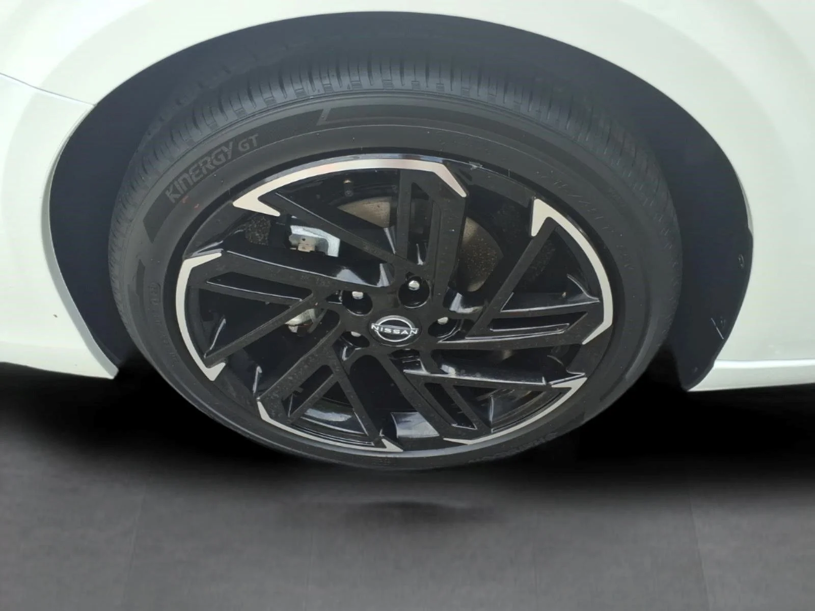 New 2026 Aspen White TriCoat / Super Black Two-tone Nissan SR image 4
