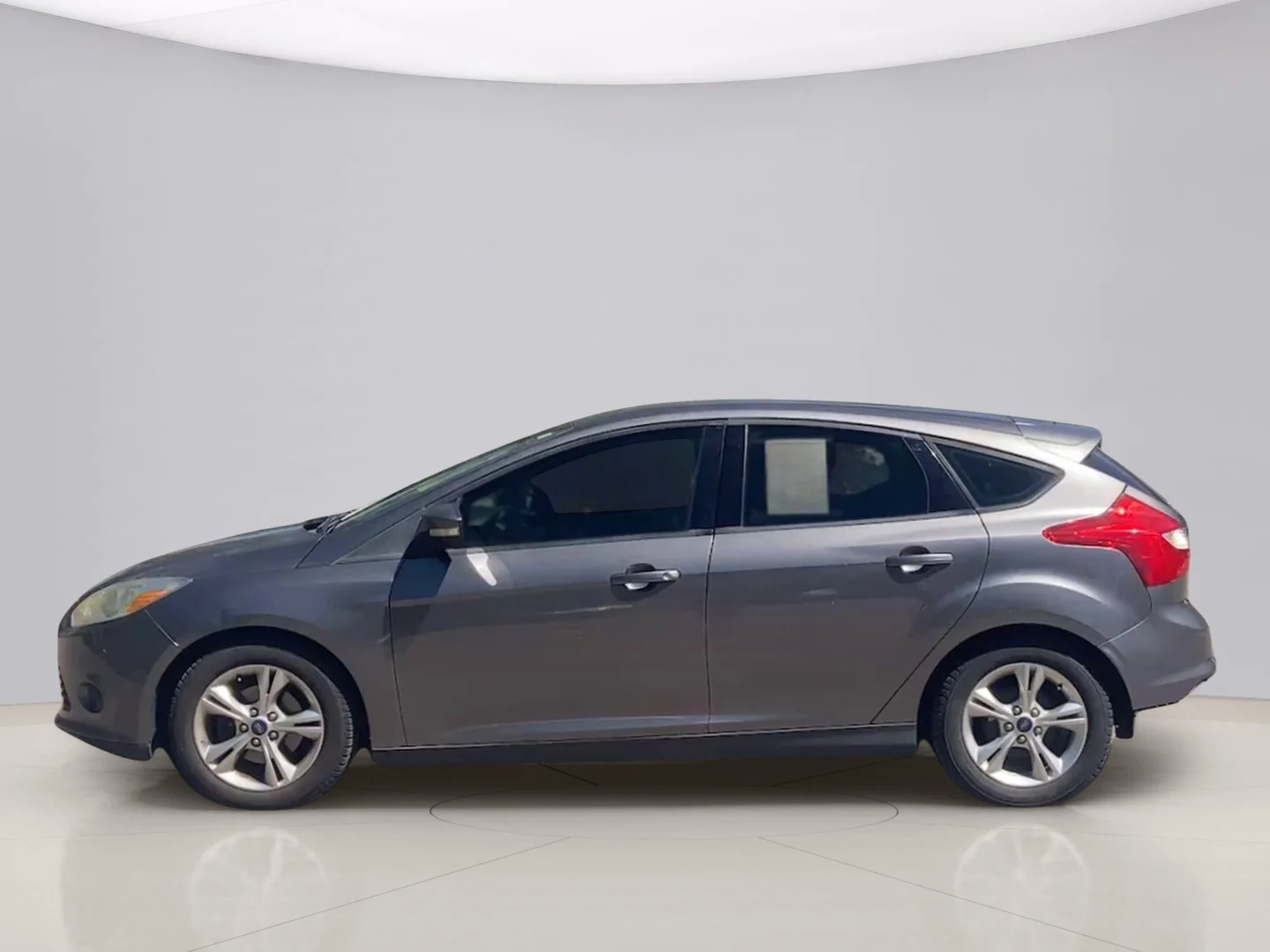 Used 2014 Grey Ford SE image 2