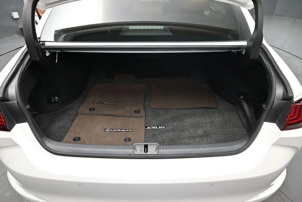 Used 2021 White Lexus 350 image 16