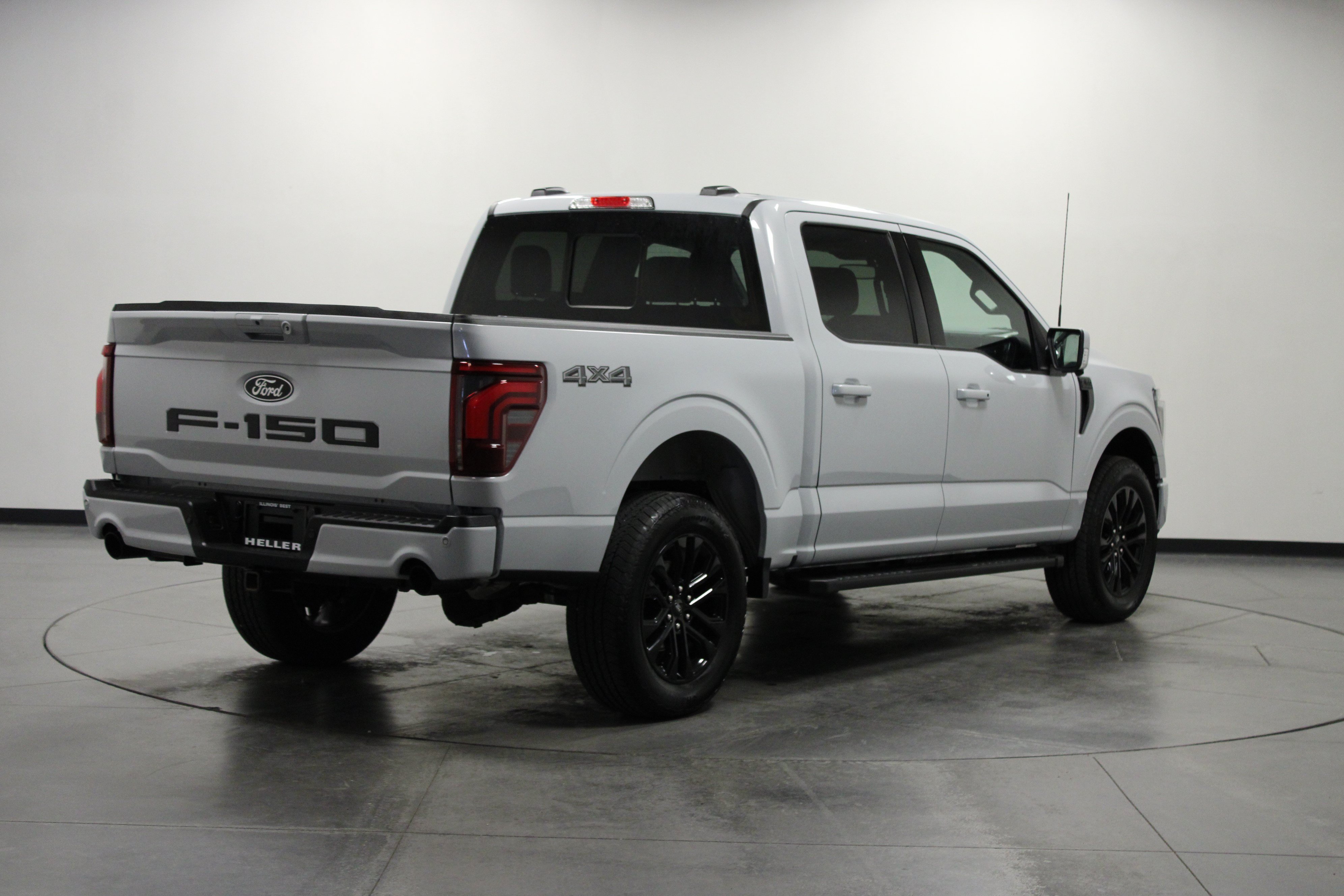 Used 2025 Space White Metallic Ford LARIAT image 4