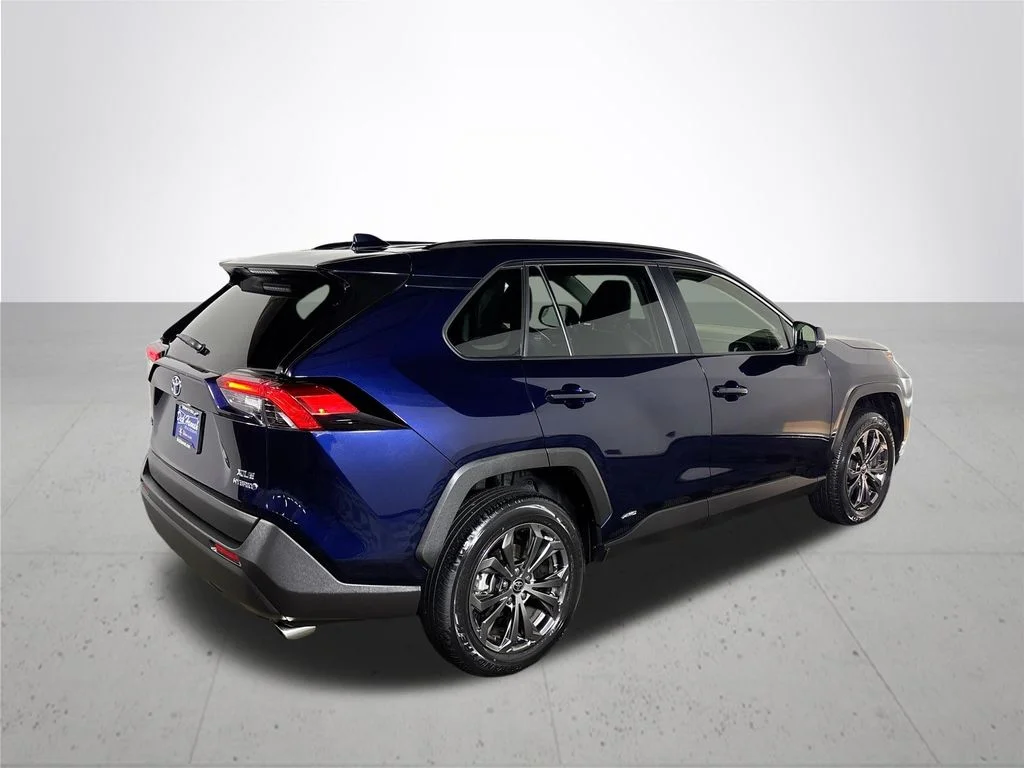 Used 2023  Toyota XLE Premium image 6
