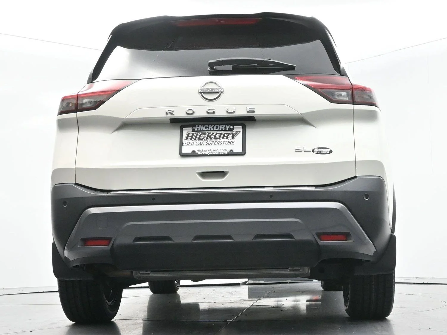 Used 2023 Pearl White Tricoat/Super Black Nissan SL image 49