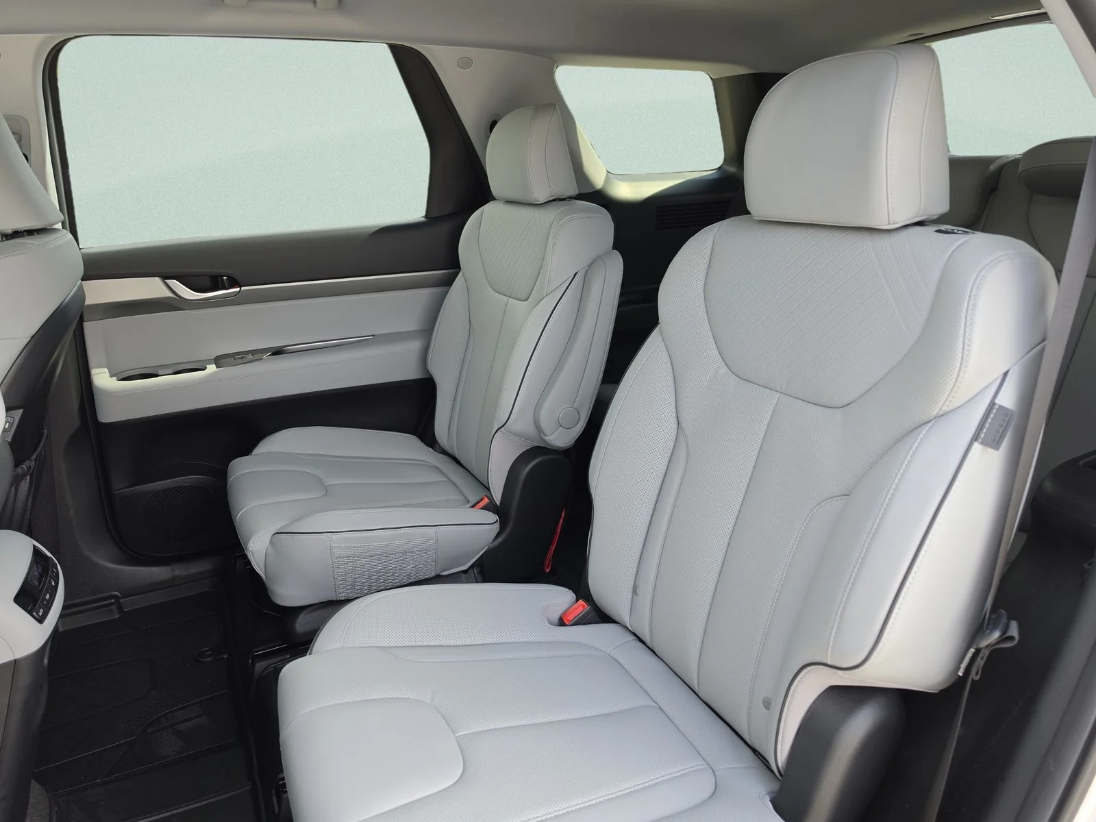 Used 2025 Silver Hyundai SEL image 21