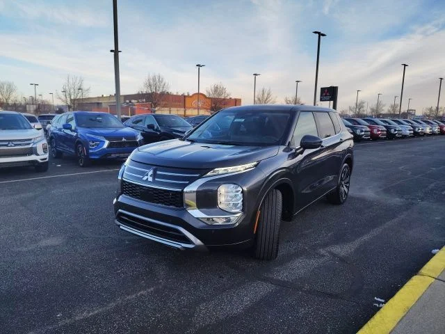 New 2026 Gray Mitsubishi SE image 3