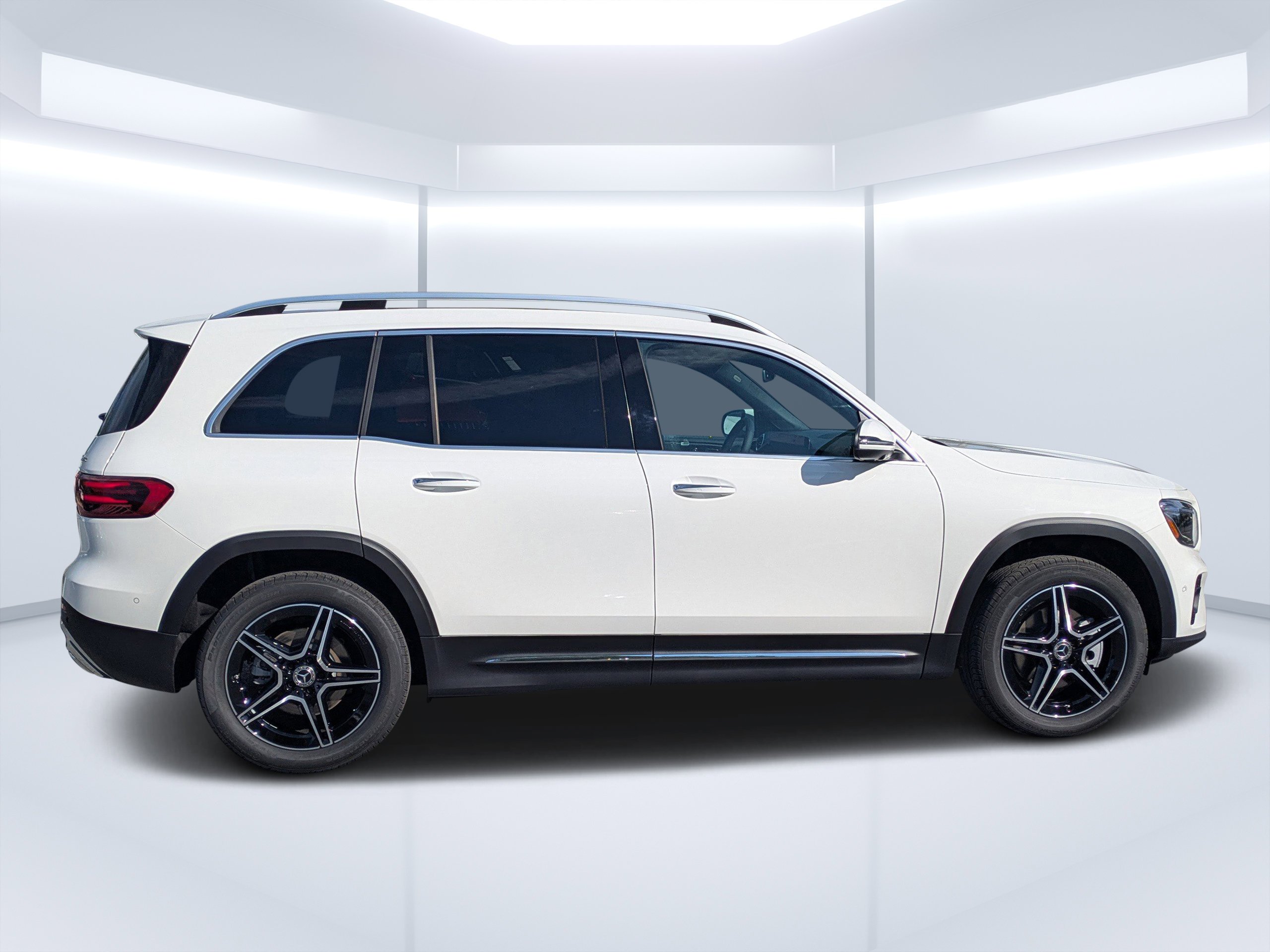 New 2026 Polar White Mercedes-Benz GLB 250 image 33