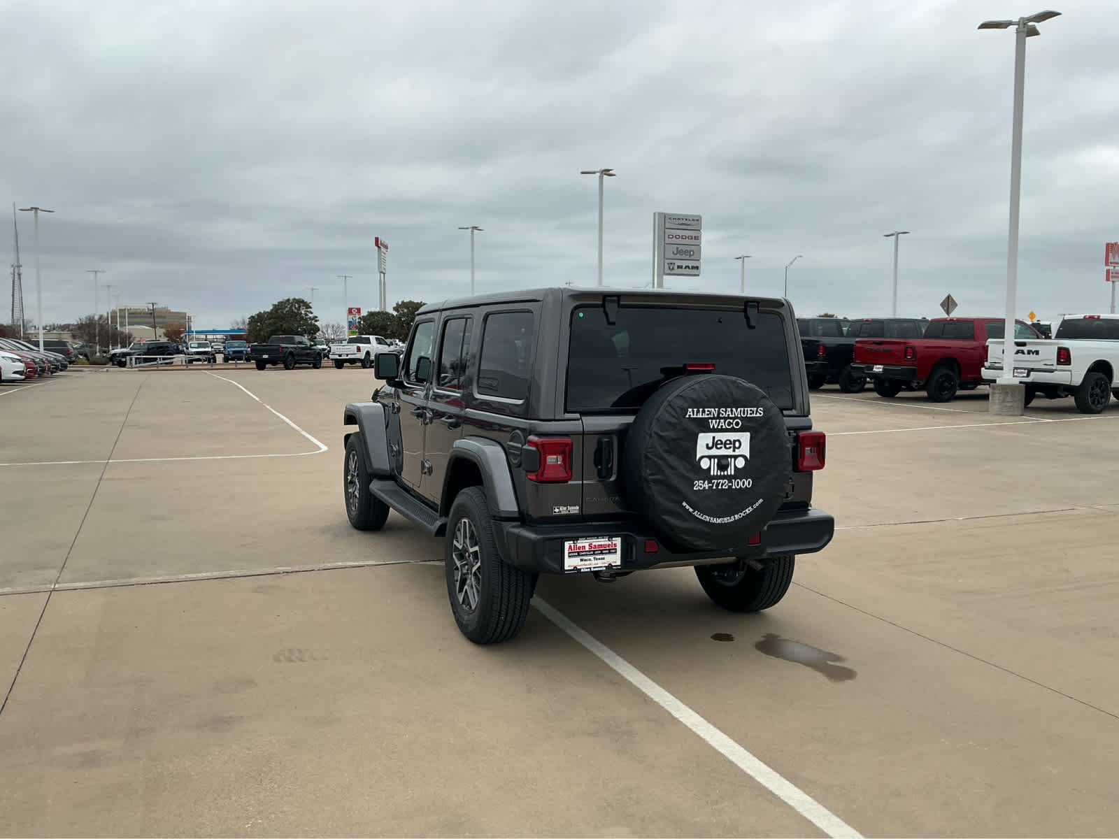 New 2026 Granite Crystal Metallic Clear-Coat Exterior Paint Jeep Sahara image 8