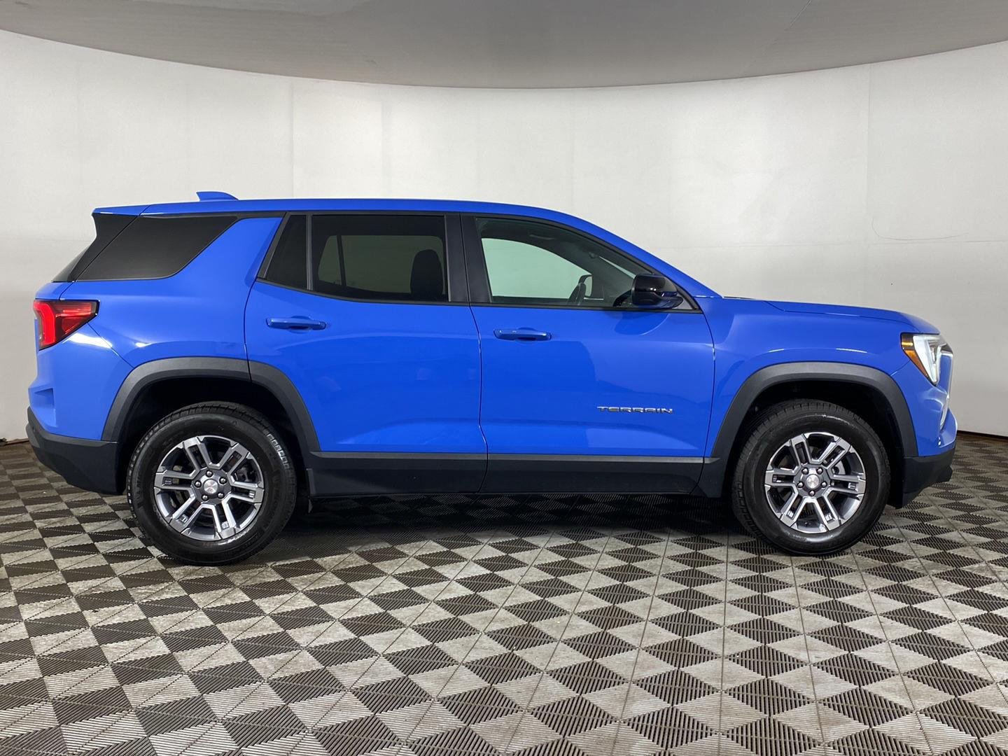 Used 2025 Rapids Metallic GMC FWD Elevation image 7