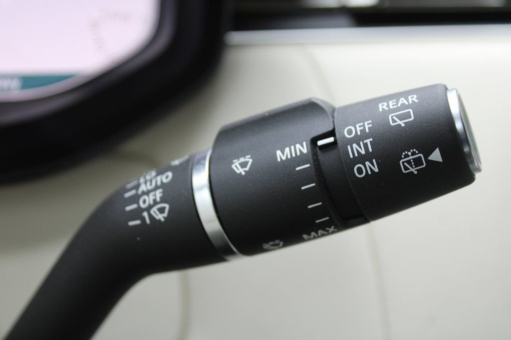 Used 2024 White Land Rover SV image 39