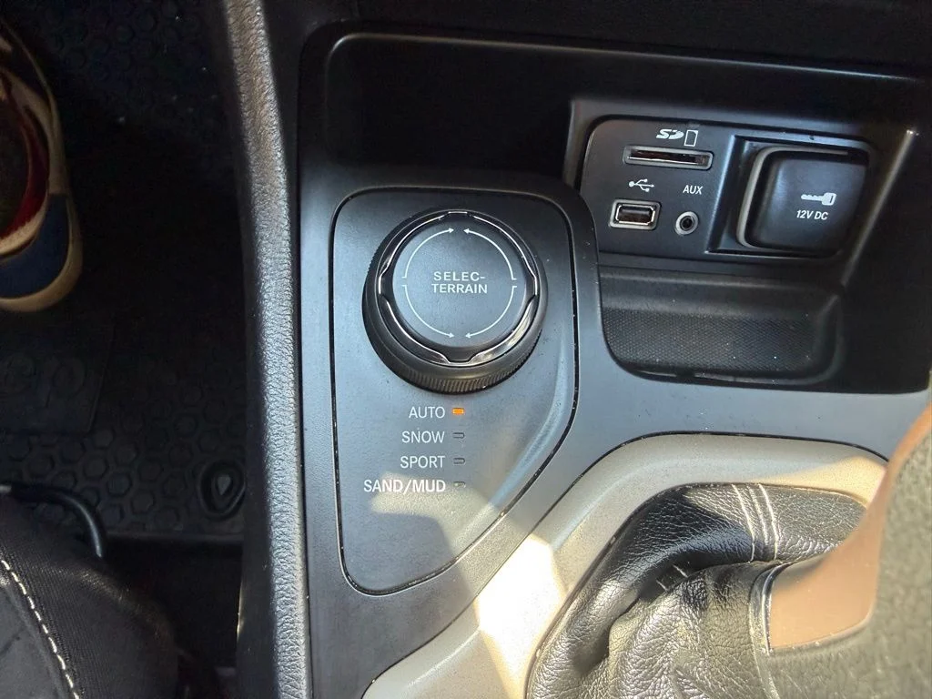 Used 2017 Red Jeep Latitude image 25