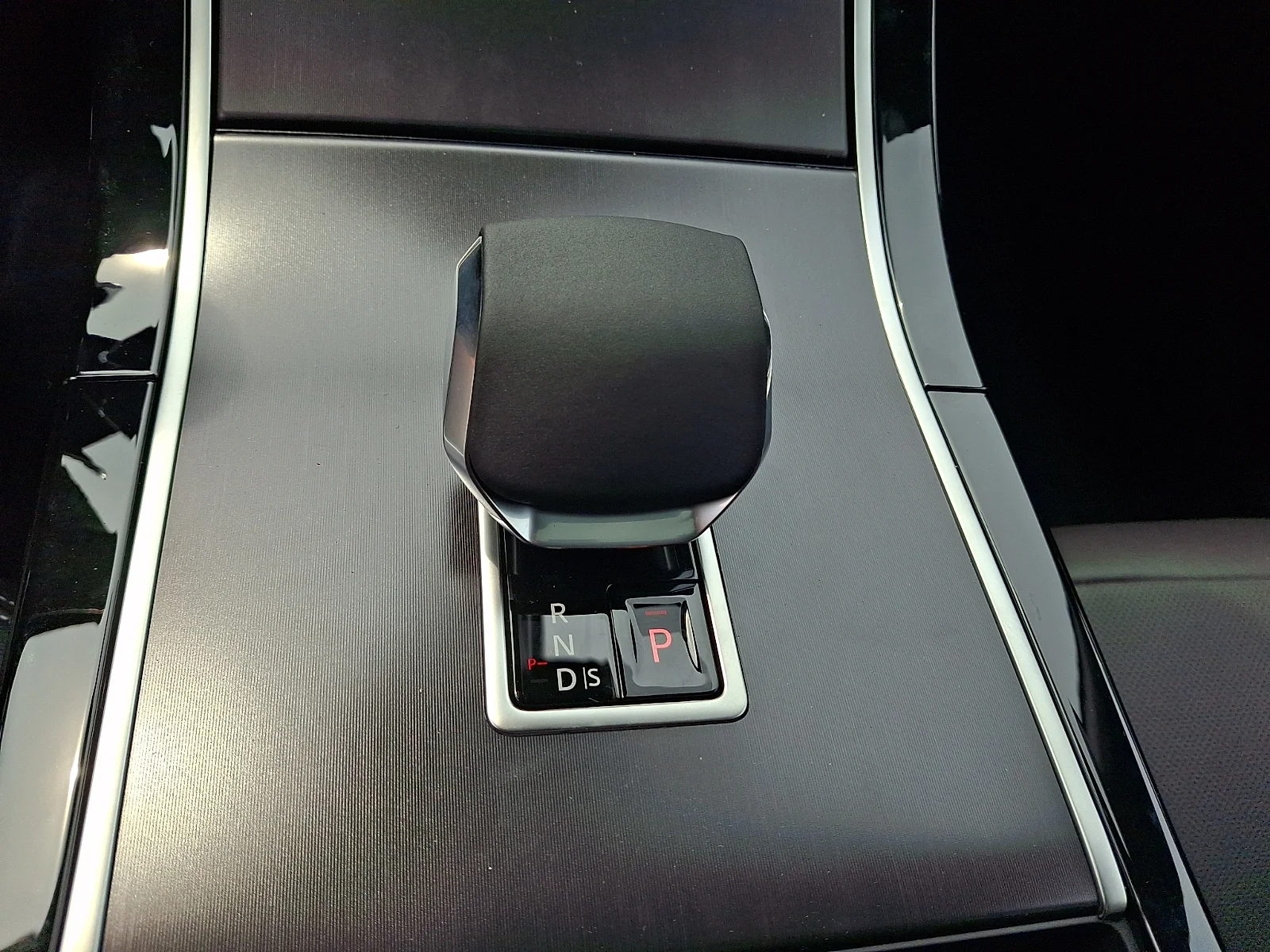 New 2026 Santorini Black Land Rover Belgravia Edition image 12