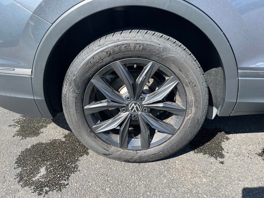 Used 2024 Gray Volkswagen 2.0T SE image 33