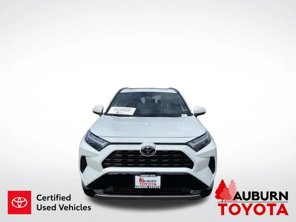 Used 2025 Ice Cap Toyota SE image 3