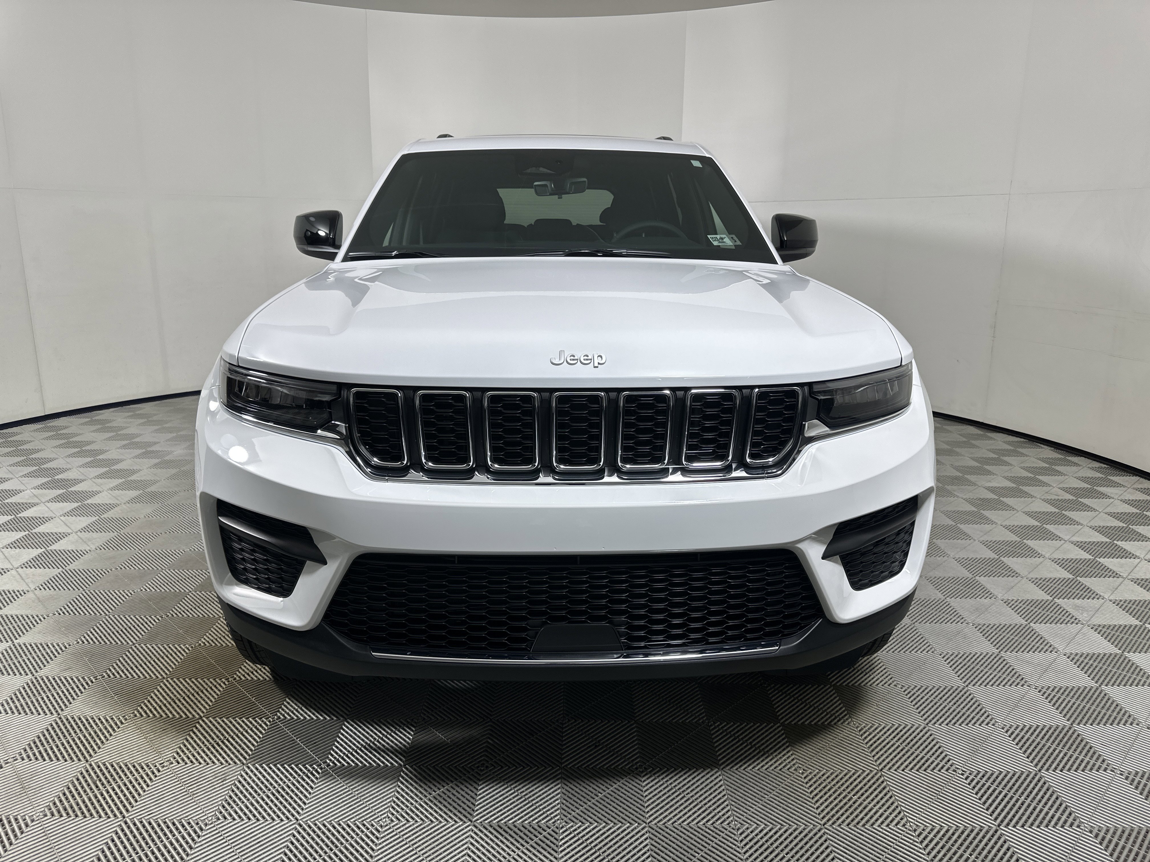New 2026 Bright White Clear-Coat Exterior Paint Jeep Laredo X image 2