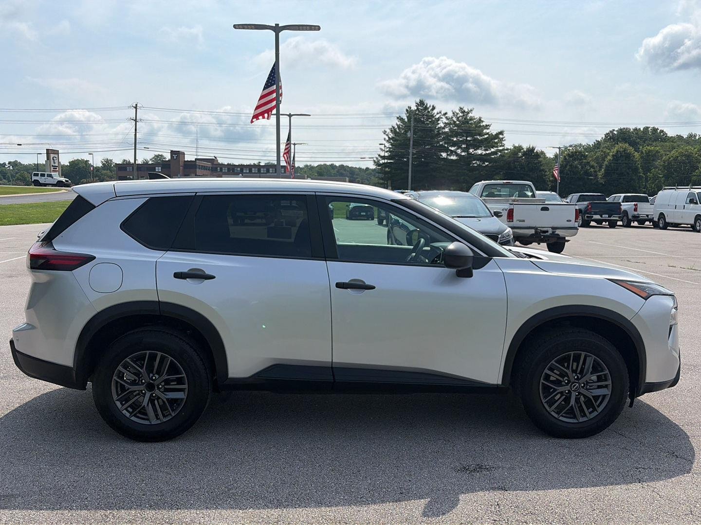Used 2024  Nissan S image 5