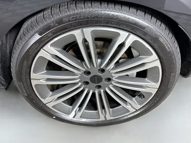 New 2026 Carpathian Grey Land Rover SE image 33