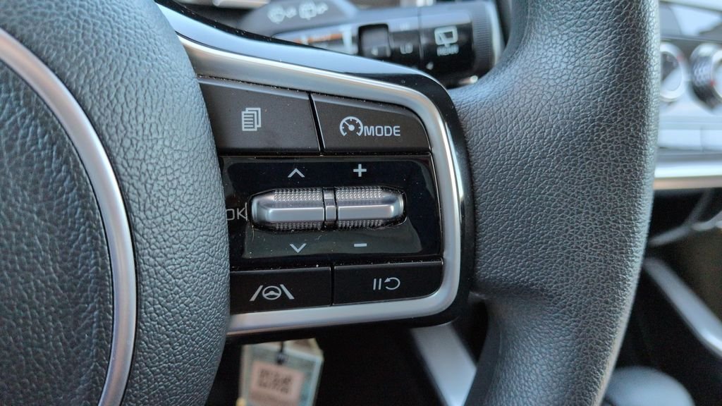 Used 2022 White Kia LX image 19