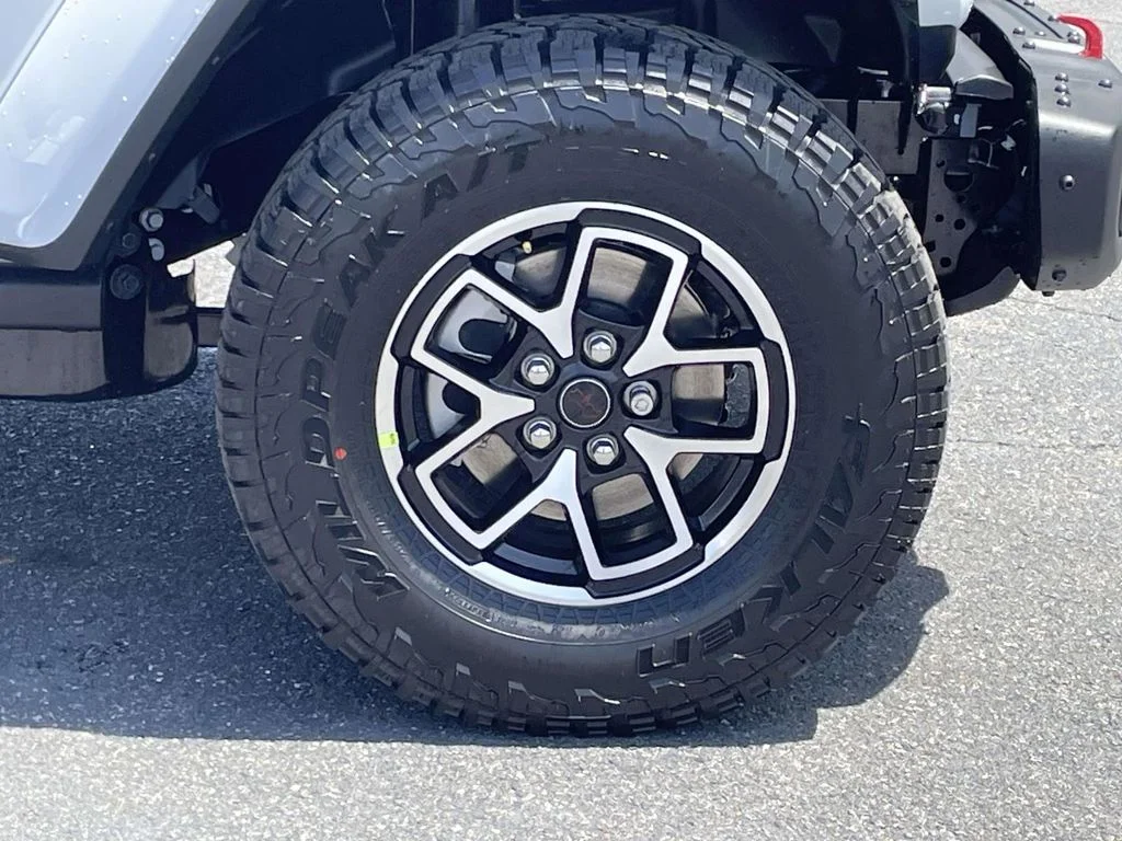 New 2026 Bright White Clear-Coat Exterior Paint Jeep Rubicon X image 10