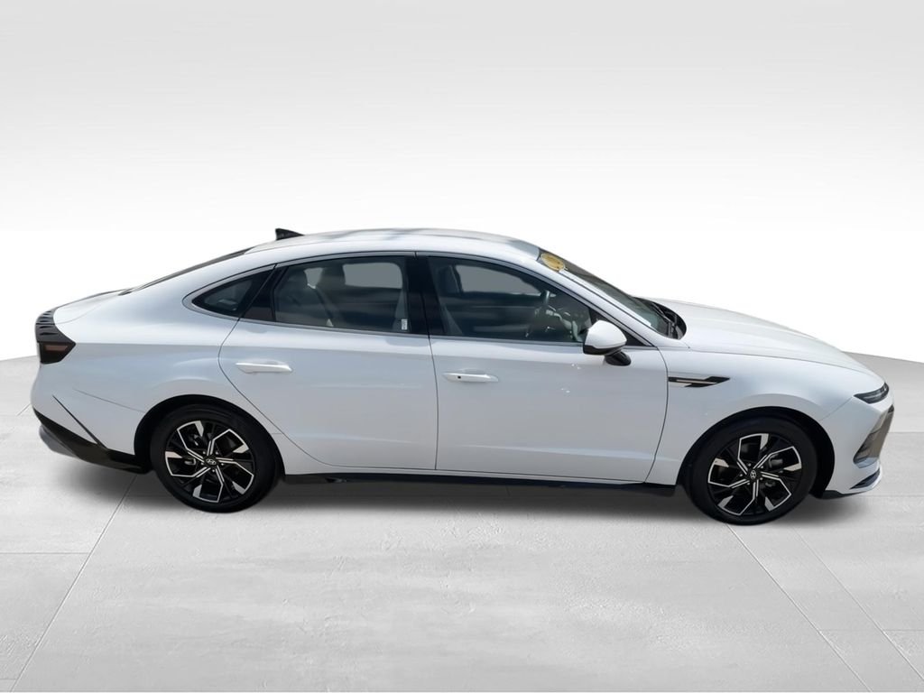 Used 2025 White Hyundai SEL image 9