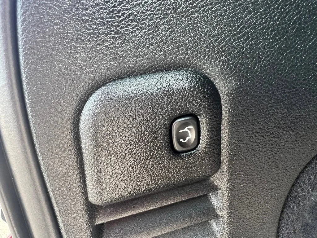 Used 2018 Red Jeep Limited image 13