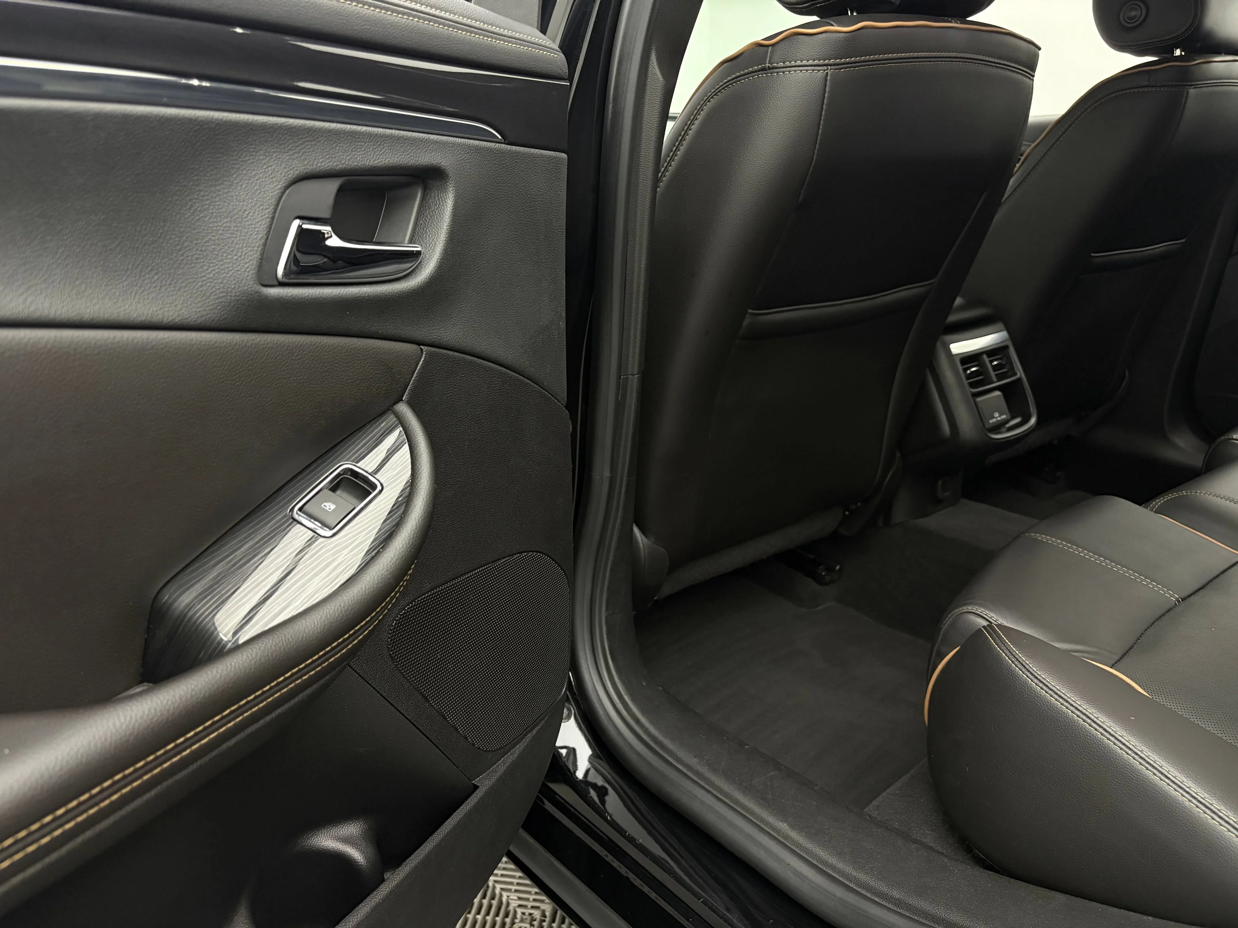 Used 2018 BLACK Chevrolet Premier image 44