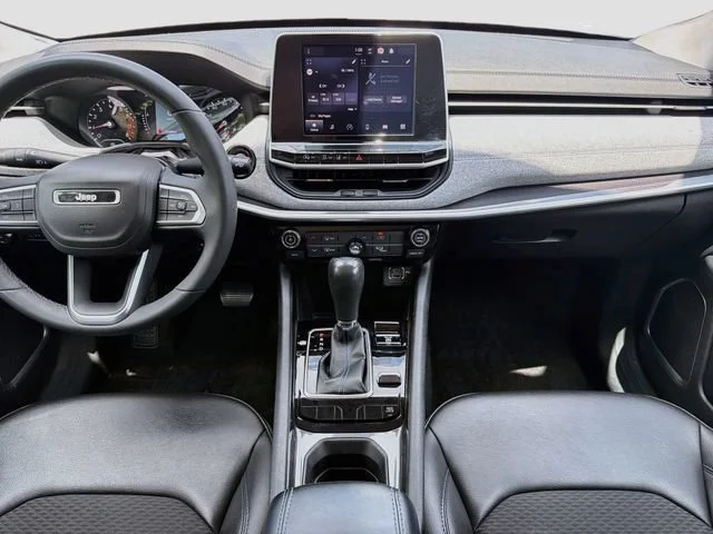 Used 2022 Bright White Clearcoat Jeep Latitude image 18
