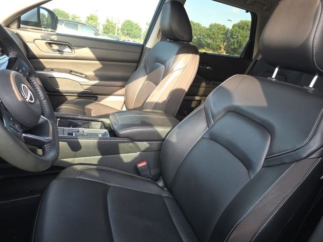Used 2024 Silver Nissan SL image 6