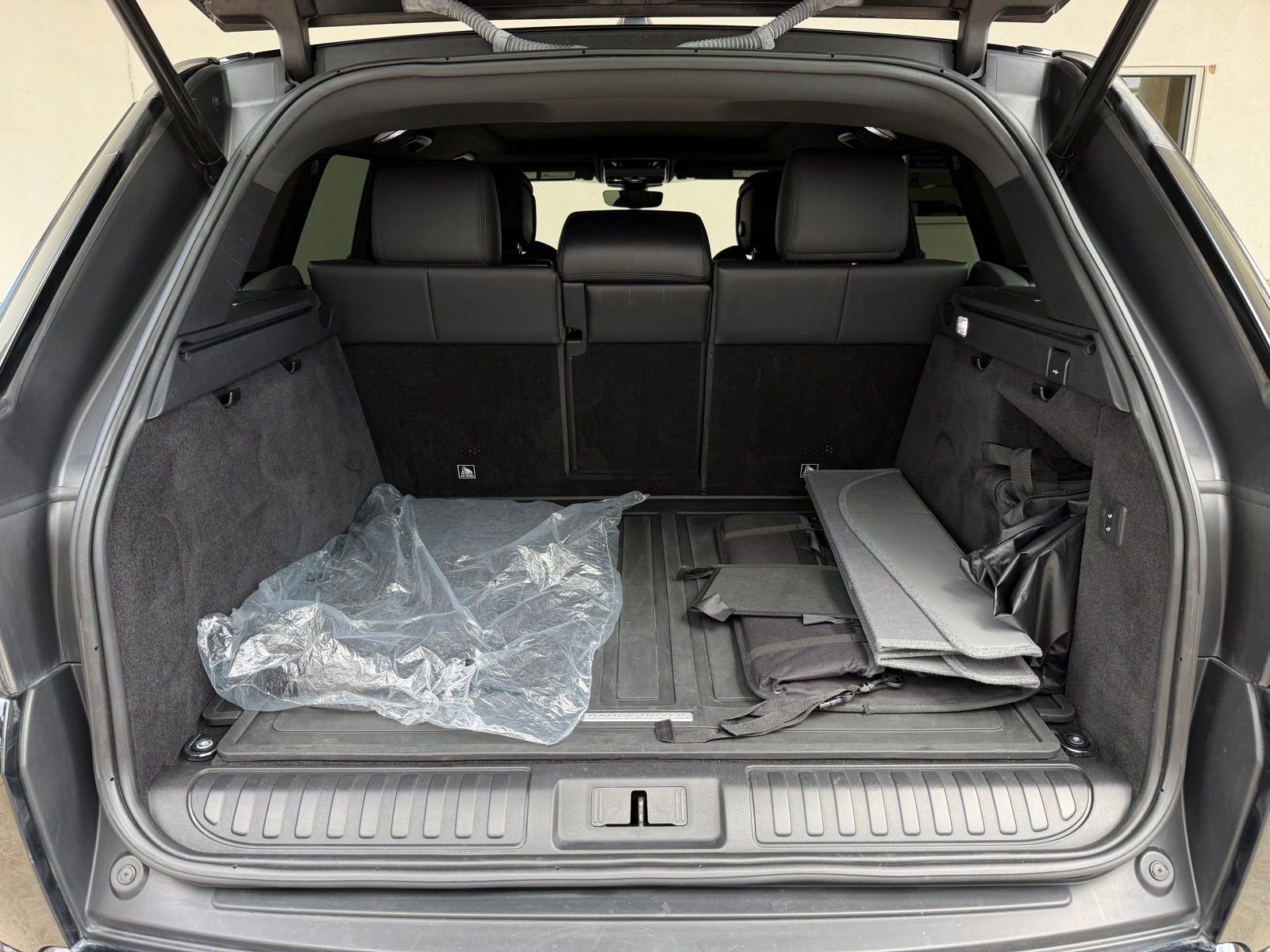 Used 2019 Black Land Rover Autobiography image 15