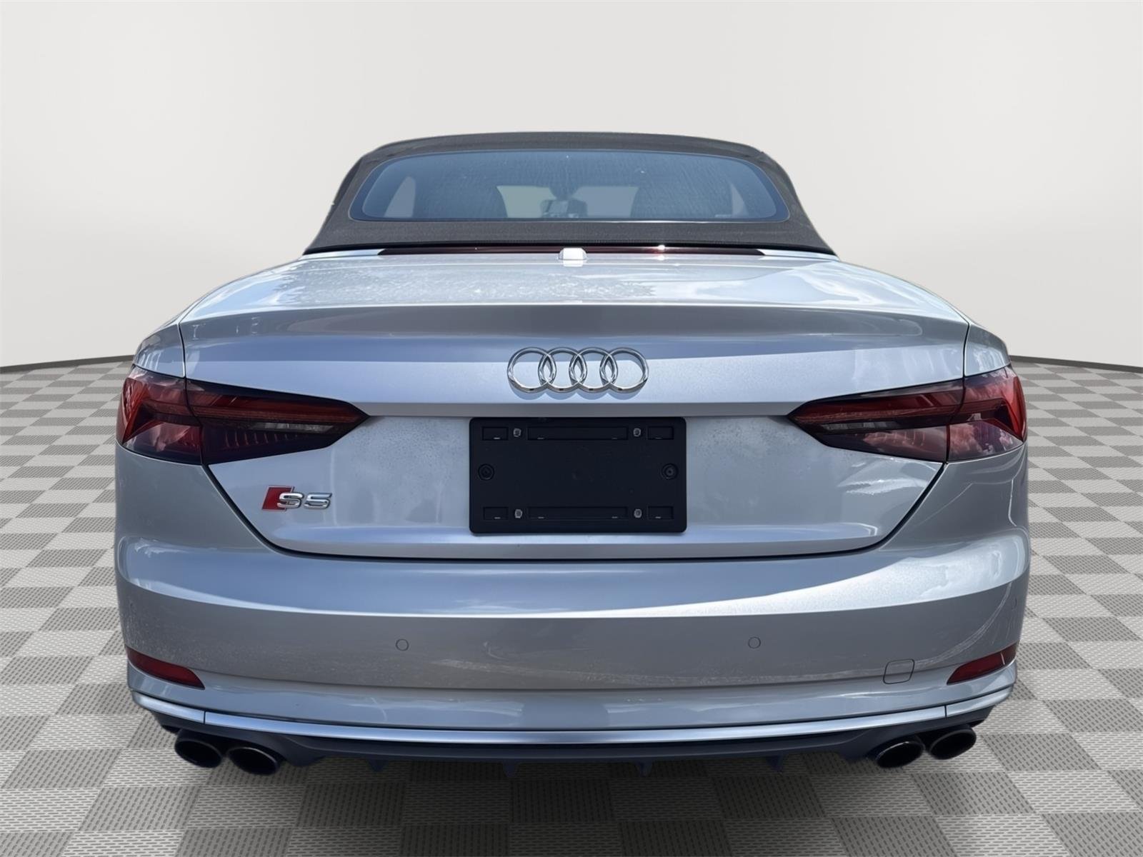 Used 2018 Florett Silver Metallic/Black Roof Audi Prestige image 12