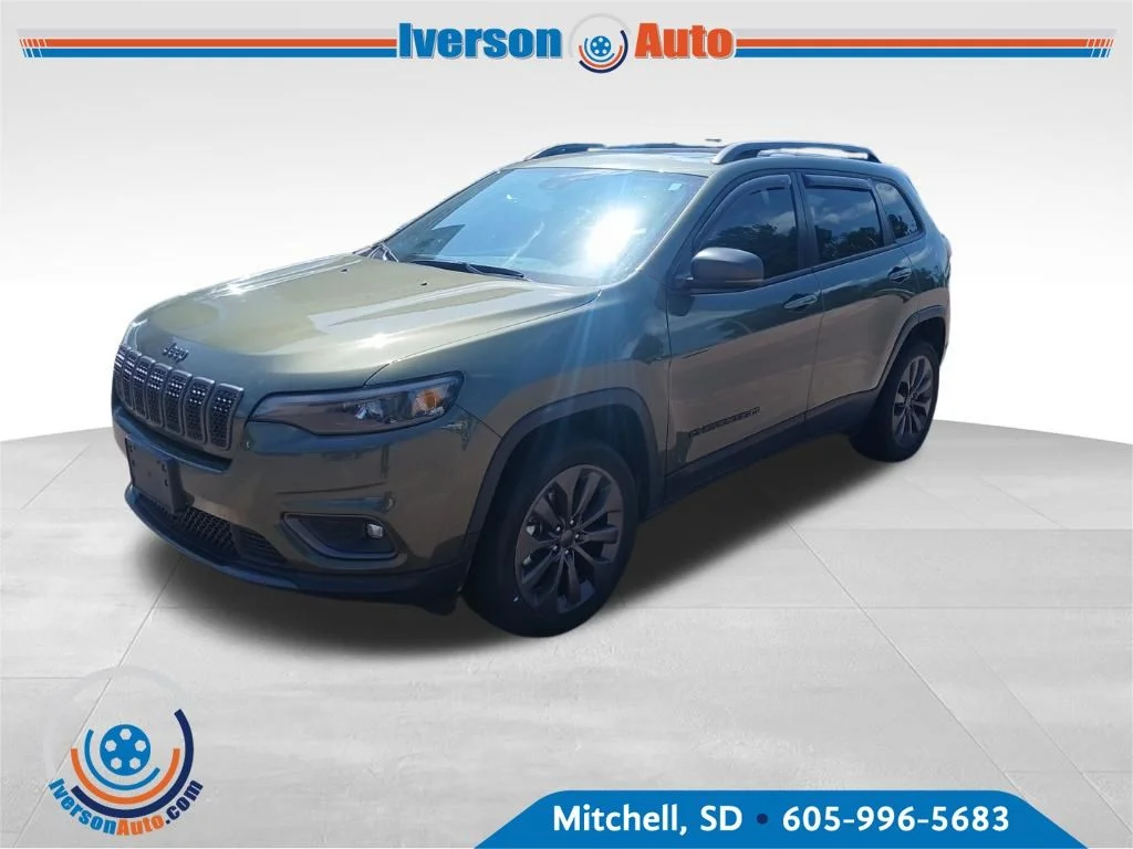 Used 2021 Green Jeep Latitude Lux image 3