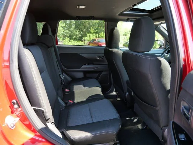 Used 2018 Rally Red Metallic Mitsubishi LE image 9