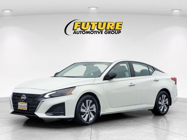 Used 2025 White Nissan 2.5 S image 5