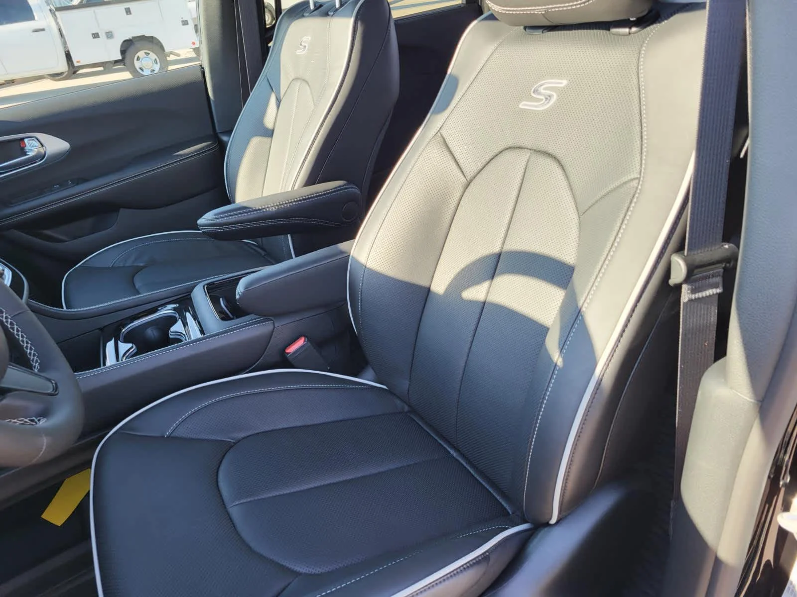 New 2026 Diamond Black Crystal Pearl-Coat Exterior Paint Chrysler Limited image 16