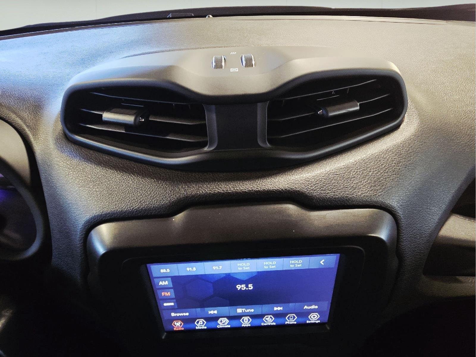 Used 2020 Sting-Gray Clearcoat Jeep Latitude image 18