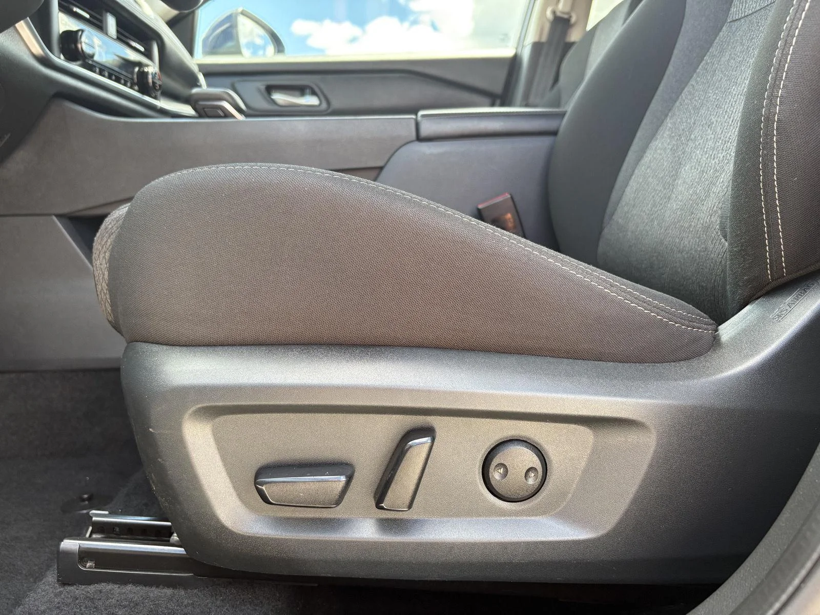 Used 2025 Deep Ocean Blue Pearl Nissan SV image 10
