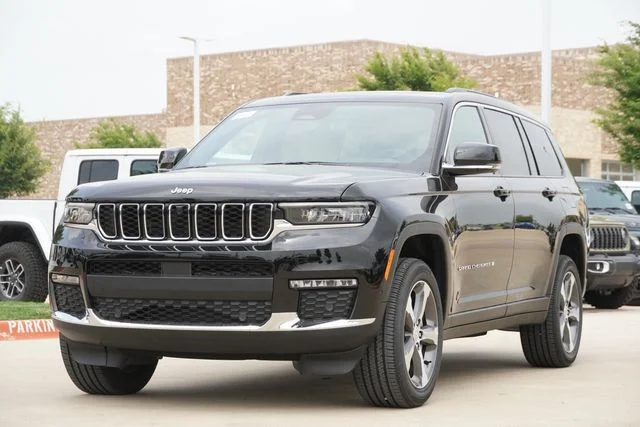 New 2025 Diamond Black Crystal Pearl-Coat Exterior Paint Jeep Limited image 3