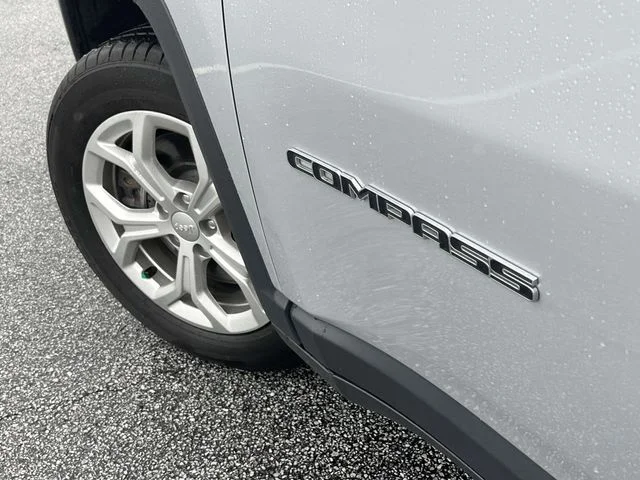 Used 2024 Silver Zynith Jeep Latitude image 10